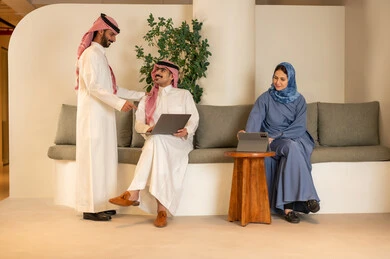 مناقشة الأفكار و تبادل الآراء، التفاهم و التعاون بين الزملاء لتحقيق أهداف الشركة، مفهوم إدارة الأعمال، إنجاز المهام عبر الأجهزة الحديثة, متابعة إستراتيجية العمل، زميلاء عمل عرب خليجيين سعوديين يجلسون داخل المكتب و يعملون على اللابتوب و التابلت مناقشة الأفكار و تبادل الآراء، التفاهم و التعاون بين الزملاء لتحقيق أهداف الشركة، مفهوم إدارة الأعمال، إنجاز المهام عبر الأجهزة الحديثة, متابعة إستراتيجية العمل، زميلاء عمل عرب خليجيين سعوديين يجلسون داخل المكتب و يعملون على اللابتوب و التابلت