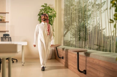 المشي في ممر الشركة بين الابواب الزجاجية الحديثة, الفن الهندسي المعماري لمكاتب الأعمال، تصميم عصري حديث لمكاتب الشركات في المملكة العربية السعودية , مهن مكتبية إدارية, رجل عربي خليجي سعودي يرتدي الزي التقليدي والشماغ يتمشي فى مقر العمل المشي في ممر الشركة بين الابواب الزجاجية الحديثة, الفن الهندسي المعماري لمكاتب الأعمال، تصميم عصري حديث لمكاتب الشركات في المملكة العربية السعودية , مهن مكتبية إدارية, رجل عربي خليجي سعودي يرتدي الزي التقليدي والشماغ يتمشي فى مقر العمل