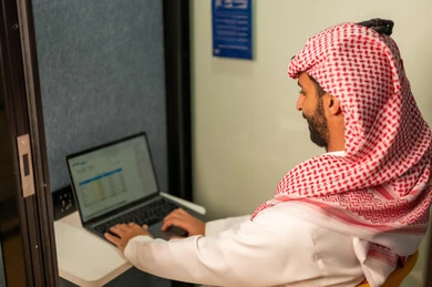 مهن و أعمال مكتبية إدارية, رجل عربي خليجي سعودي يرتدي الزي التقليدي والشماغ يجلس على المكتب امام جهاز اللابتوب و يتحدث عبر المحمول, ارسال بريد إلكتروني عبر الكمبيوتر، التواصل مع العملاء عن بعد، دمج التقنيات الحديثة و المتطورة مع العمل, تعابير وايماءات الاندماج مهن و أعمال مكتبية إدارية, رجل عربي خليجي سعودي يرتدي الزي التقليدي والشماغ يجلس على المكتب امام جهاز اللابتوب و يتحدث عبر المحمول, ارسال بريد إلكتروني عبر الكمبيوتر، التواصل مع العملاء عن بعد، دمج التقنيات الحديثة و المتطورة مع العمل, تعابير وايماءات الاندماج