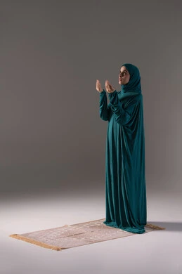 الالتجاء إلى الله بالتذلل وطلب العون، الرغبة في تحقيق الأمنيات, بورترية لامراة عربيه خليجه عربيه سعودية ترتدي العباءة و الحجاب تنظر إلى الأعلى ترفع يديها بخشوع واستعطاف, خلفية رمادية