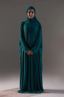 تعابير السعادة و السرور، مفهوم الالتزم بالدين، شابة مسلمة جميلة، بورتريه لإمرأة عربية خليجية سعودية ترتدي الحجاب والعباءة  تقف باستقامة تنظر إلى الكاميرا بإيماءات الطمأنينة والرضا، العبادة والتقرب إلى الله تعالى، خلفية رمادية