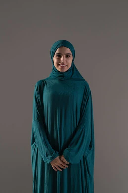 مفهوم الالتزم بالدين، شابة مسلمة جميلة، بورتريه لإمرأة عربية خليجية سعودية ترتدي الحجاب والعباءة  تقف باستقامة تنظر إلى الكاميرا بإيماءات الطمأنينة والرضا، تعابير السعادة و السرور، العبادة والتقرب إلى الله تعالى، خلفية رمادية