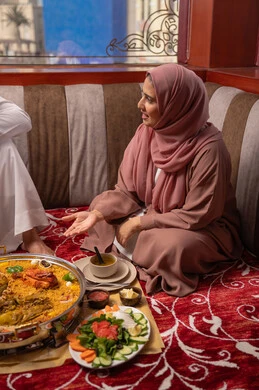 مطاعم و كافيهات في الإمارات، مائدة مليئة بتشكيلة متنوعة من المأكولات، قضاء الأوقات الممتعة في الخارج,امراه عربيه خليجيه اماراتية ترتدي العباءة و الحجاب تجلس فى مجلس ارضي شعبي ، ايماءات السعادة و السرور مطاعم و كافيهات في الإمارات، مائدة مليئة بتشكيلة متنوعة من المأكولات، قضاء الأوقات الممتعة في الخارج,امراه عربيه خليجيه اماراتية ترتدي العباءة و الحجاب تجلس فى مجلس ارضي شعبي ، ايماءات السعادة و السرور