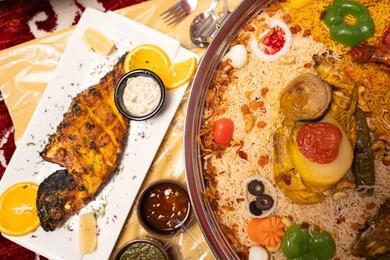 وصفات طعام شهية صحية لذيذة،  أطباق من المأكولات العربية التقليدية الشعبية ، صينية معدنية مليئة الارزمع البهارات ، صورة مقربة لصحن من أرز المزين بالدجاج المحشي