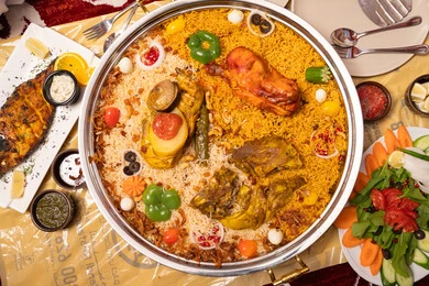 أطباق من المأكولات العربية التقليدية الشعبية ، صينية معدنية مليئة الارزمع البهارات ، صورة مقربة لصحن من أرز المزين بالدجاج المحشي ، وصفات طعام شهية صحية لذيذة أطباق من المأكولات العربية التقليدية الشعبية ، صينية معدنية مليئة الارزمع البهارات ، صورة مقربة لصحن من أرز المزين بالدجاج المحشي ، وصفات طعام شهية صحية لذيذة