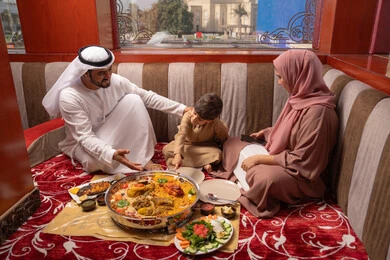 سفرة رمضان تحتوي على تشكيلة واسعة من الأطعمة والمقبلات, مطاعم و كافيهات في الإمارات العربية المتحدة، عائلة عربيه خليجيه اماراتية ترتدي الزي التقليدي تجلس فى مجلس ارضي شعبي العائلة حول مائدة الطعام سفرة رمضان تحتوي على تشكيلة واسعة من الأطعمة والمقبلات, مطاعم و كافيهات في الإمارات العربية المتحدة، عائلة عربيه خليجيه اماراتية ترتدي الزي التقليدي تجلس فى مجلس ارضي شعبي العائلة حول مائدة الطعام