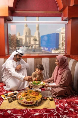 مائدة إفطار رمضانية مليئة بالأطباق والمقبلات الشهية, مطاعم و كافيهات في الإمارات العربية المتحدة، عائلة عربيه خليجيه اماراتية ترتدي الزي التقليدي تجلس فى مجلس ارضي شعبي العائلة حول مائدة الطعام مائدة إفطار رمضانية مليئة بالأطباق والمقبلات الشهية, مطاعم و كافيهات في الإمارات العربية المتحدة، عائلة عربيه خليجيه اماراتية ترتدي الزي التقليدي تجلس فى مجلس ارضي شعبي العائلة حول مائدة الطعام