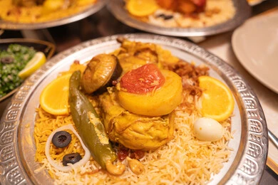 وصفات الطعام الصحية الشهية، فنون تقديم الطعام في المطاعم الشرقية، مأكولات وأطباق عربية تقليدية، صورة مقربة لطبق أرز مع قطع من الفراخ الطازج، صحن من رز الكبسة وصفات الطعام الصحية الشهية، فنون تقديم الطعام في المطاعم الشرقية، مأكولات وأطباق عربية تقليدية، صورة مقربة لطبق أرز مع قطع من الفراخ الطازج، صحن من رز الكبسة