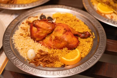 فنون تقديم الطعام في المطاعم الشرقية، مأكولات وأطباق عربية تقليدية، صورة مقربة لطبق أرز مع قطع من الفراخ الطازج، وصفات الطعام الصحية الشهية، صحن من رز الكبسة