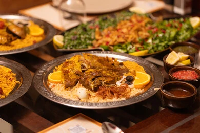 مأكولات وأطباق عربية تقليدية، فنون تقديم الطعام في المطاعم الشرقية، صورة مقربة لطبق أرز مع قطع من الفراخ الطازج، وصفات الطعام الصحية الشهية، صحن من رز الكبسة