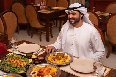سفره مليئة بتشكيلة متنوعة و مختلفة من المأكولات, رجل عربي خليجي إماراتي يرتدي الكندورة و الغترة البيضاء يجلس على المائدة يستعد لتناول فطار رمضان، تعابير السعادة و السرور, مطاعم و كافيهات في الإمارات, قضاء الأوقات الممتعة في المطعم سفره مليئة بتشكيلة متنوعة و مختلفة من المأكولات, رجل عربي خليجي إماراتي يرتدي الكندورة و الغترة البيضاء يجلس على المائدة يستعد لتناول فطار رمضان، تعابير السعادة و السرور, مطاعم و كافيهات في الإمارات, قضاء الأوقات الممتعة في المطعم
