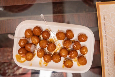 قطع الحلوى الشهية، وصفات شرقية مشهورة، سكريات وحلويات بالقطر،صورة مقربة لطبق اللقيمات اللذيذ، مأكولات ومطاعم في الامارات العربية