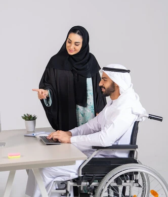 الاشارة الى شاشة الحاسوب، التفاهم والتعاون بين الزملاء لتحقيق أهداف الشركة، إنجاز المهام عبر الحاسب الالى، مفهوم إدارة الأعمال، مناقشة المشاريع ومتابعة إستراتيجية العمل، صورة من الجانب لرجل عربي خليجي اماراتي يرتدي الكندورة و الغترة يجلس على كرسي متحرك يقوم بالنقر على لوحه المفتايح الاشارة الى شاشة الحاسوب، التفاهم والتعاون بين الزملاء لتحقيق أهداف الشركة، إنجاز المهام عبر الحاسب الالى، مفهوم إدارة الأعمال، مناقشة المشاريع ومتابعة إستراتيجية العمل، صورة من الجانب لرجل عربي خليجي اماراتي يرتدي الكندورة و الغترة يجلس على كرسي متحرك يقوم بالنقر على لوحه المفتايح