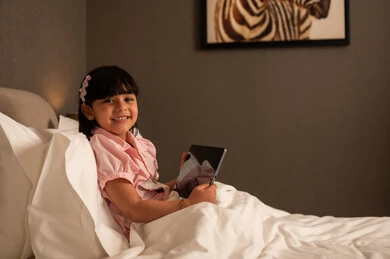 التعلم عن بعد ، متابعة حصص الاونلاين عن طريق التابلت ، مفهوم التعليم عبر الانترنت ، فتاه عربيه خليجي سعودية ترتدي الزي الكاجوال تجلس على السرير فى غرفه النوم تمسك بيديها الجهاز اللوحي التعلم عن بعد ، متابعة حصص الاونلاين عن طريق التابلت ، مفهوم التعليم عبر الانترنت ، فتاه عربيه خليجي سعودية ترتدي الزي الكاجوال تجلس على السرير فى غرفه النوم تمسك بيديها الجهاز اللوحي