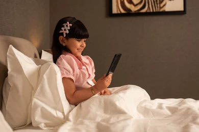 مشاهدة البرامج المفضلة عبر الانترنت، ايماءات الاندماج والتركيز،فتاه عربيه سعوديه خليجيه ترتدي الزي الكاجوال تجلس على السرير تقوم بتصفح مواقع التواصل الاجتماعي باستخدام الجوال مشاهدة البرامج المفضلة عبر الانترنت، ايماءات الاندماج والتركيز،فتاه عربيه سعوديه خليجيه ترتدي الزي الكاجوال تجلس على السرير تقوم بتصفح مواقع التواصل الاجتماعي باستخدام الجوال