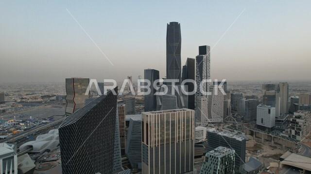 صورة لمركز الملك عبدالله المالي ( كافد ) في الرياض بالمملكة العربية السعودية ، الأبراج المالية والاقتصادية والمنشأت المعمارية ، السياحة في السعودية ، إطلالة رائعة على مركز الملك عبدالله المالي بالرياض