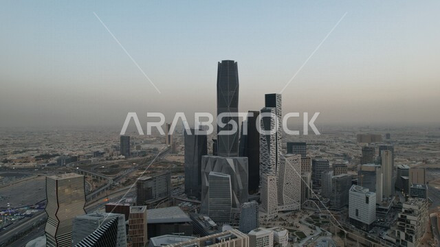 صورة لمركز الملك عبدالله المالي ( كافد ) في الرياض بالمملكة العربية السعودية ، الأبراج المالية والاقتصادية والمنشأت المعمارية ، السياحة في السعودية ، إطلالة رائعة على مركز الملك عبدالله المالي بالرياض