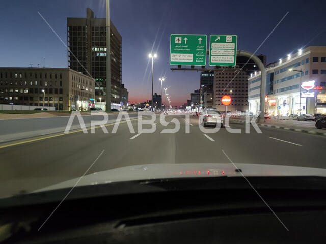 طريق الدمام السريع في مدينة الخبر شرق المملكة العربية السعودية ، حركة سير السيارات على الطريق العام في وضع الليل ، السياحة في السعودية ، طريق الخبر السريع في المساء