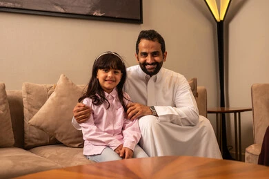 تعابير السعادة و السرور، تقوية الروابط والعلاقات مع الأطفال بالعطف و الحنان، مفهوم الترابط الأسري بين أفراد العائلة، رجل عربي خليجي سعودي يرتدي الملابس التقليديه يجلس مع ابنته فى غرفه المعيشة تعابير السعادة و السرور، تقوية الروابط والعلاقات مع الأطفال بالعطف و الحنان، مفهوم الترابط الأسري بين أفراد العائلة، رجل عربي خليجي سعودي يرتدي الملابس التقليديه يجلس مع ابنته فى غرفه المعيشة