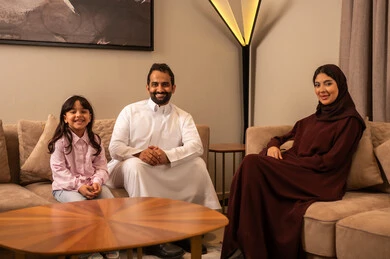 مفهوم الأسره السعوديه السعيده، عائله عربيه خليجيه سعوديه تجلس في غرفه المعيشه الى تنظرالى الكاميرا ، تعابير تدل على الفرح والسعاده لقضاء الوقت مع الاهل مفهوم الأسره السعوديه السعيده، عائله عربيه خليجيه سعوديه تجلس في غرفه المعيشه الى تنظرالى الكاميرا ، تعابير تدل على الفرح والسعاده لقضاء الوقت مع الاهل