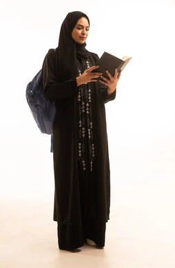 الشغف بممارسة الهوايات المفيدة, بورتريه لامرأة عربية خليجية سعودية ترتدي العباءة السوداء والحجاب تمسك الكتاب، ممارسة هواية المطالعة, مهنة ووظيفة نسائية مكتبية، خلفية بيضاء الشغف بممارسة الهوايات المفيدة, بورتريه لامرأة عربية خليجية سعودية ترتدي العباءة السوداء والحجاب تمسك الكتاب، ممارسة هواية المطالعة, مهنة ووظيفة نسائية مكتبية، خلفية بيضاء