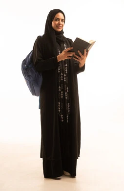 قضاء وقت الفراغ بالتثقيف والتعلم, بورتريه لامرأة عربية خليجية سعودية ترتدي العباءة  السوداء والحجاب تمسك الكتاب، ممارسة هواية المطالعة,  مهنة ووظيفة نسائية مكتبية، خلفية بيضاء