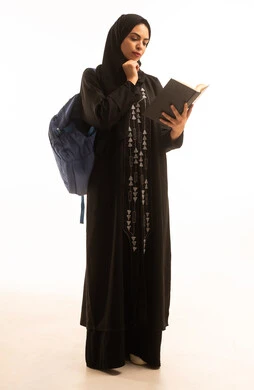 بناء المعرفة عبر القراءة والاطلاع الذاتي, بورتريه لامرأة عربية خليجية سعودية ترتدي العباءة  السوداء والحجاب تمسك الكتاب، ممارسة هواية المطالعة,  مهنة ووظيفة نسائية مكتبية، خلفية بيضاء