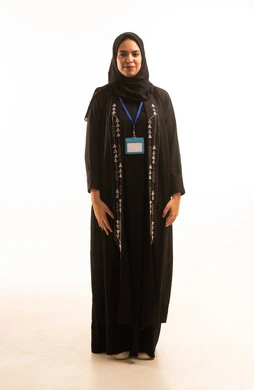 بطاقة شخصية للطلاب والموظقين, التعبير عن الذات، إبراز الهوية الشخصية، بورتريه لإمرأه عربيه خليجية سعودية محجبة مبتسمه ترتدي العباءة السوداء تضع بطاقة بيضاء فارغه بشريط أزرق وتنظر الى الكاميرا، ايماءات الثقة بالنفس، خلفية بيضاء