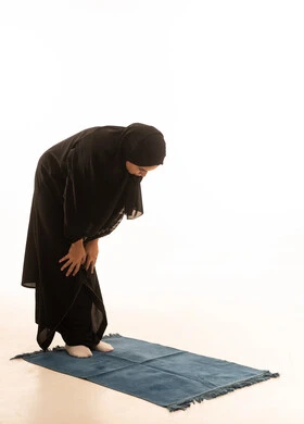 أداء الفروض على وقتها, التقرب الى الله من خلال الإجتهاد في العبادة والحفاظ على الصلاه، بورتريه لإمرأة عربية خليجية سعودية ترتدي الحجاب والعباءة السوداء تركع على سجادة الصلاة, خلفية بيضاء أداء الفروض على وقتها, التقرب الى الله من خلال الإجتهاد في العبادة والحفاظ على الصلاه، بورتريه لإمرأة عربية خليجية سعودية ترتدي الحجاب والعباءة السوداء تركع على سجادة الصلاة, خلفية بيضاء