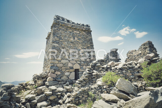 بيت اثري تاريخي قديم في مدينة الطائف بالمملكة العربية السعودية ، قرى ومعالم اثرية في السعودية ، السياحة في السعودية ، بيت حجري قديم ذات فن معماري عربي عتيق بالسعودية