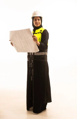 بورتريه لمهندسة عربية خليجية سعودية مبتسمة محجبة ترتدي الخوذة وسترة الحماية تمسك مخطط الإعمار, تقدم وتطور السعودية على يد نساء الوطن، الهندسة والانشاء المعماري, الاهتمام بشؤون العمل, تدقيق مخطط الإنشاء, خلفية بيضاء