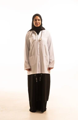 مفهوم الطب والرعاية الصحية، العمل في القطاع الصحي في المملكة، بورتريه لطبيبة عربية خليجية سعودية ترتدي العباءة والحجاب مع المعطف الابيض والسماعة الطبية تقف باستقامة، النظر بايماءات السعادة والسرور،مهن ووظائف نسائية، الجسم بالطول الكامل، خلفيه بيضاء