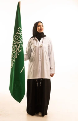 ذكرى تأسيس الدولة السعودية الأولى 22 فبراير, بورتريه لطبيبة عربية خليجية سعودية ترتدي الحجاب مع المعطف الابيض والسماعة الطبية, النظر بإيماءات الفخر, التباهي بإنجازات البلاد, خلفية بيضاء