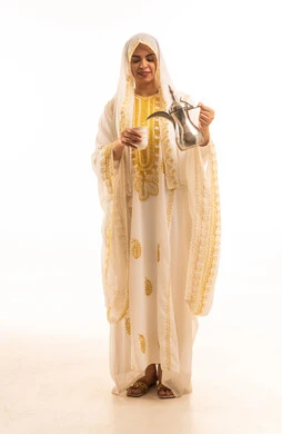 يوم بدينا 1727 م، بورتريه لشابة عربية خليجية سعودية ترتدي الشيلة و النشل تقوم بصب القهوة من الدلة النحاسية، مفهوم الكرم وحسن الاستقبال، ذكرى تأسيس الدولة السعودية الاولى 22 فبراير، خلفية بيضاء