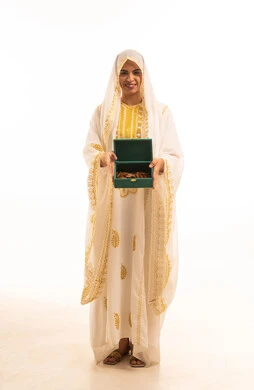 ذكرى تأسيس الدولة السعودية الاولى 22 فبراير، رائحة عطرية متميزة، بورتريه لشابة عربية خليجية سعودية ترتدي الشيلة و النشل تحمل بيدها صندوق من خشب العود، يوم بدينا 1727 م، صورة الجسم بالطول الكامل، خلفية بيضاء