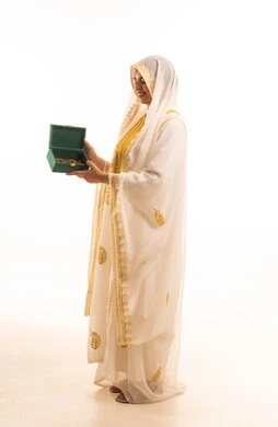 رائحة عطرية متميزة، ذكرى تأسيس الدولة السعودية الاولى 22 فبراير، بورتريه من الجانب لشابة عربية خليجية سعودية ترتدي الشيلة و النشل تحمل بيدها صندوق من خشب العود، يوم بدينا 1727 م، صورة الجسم بالطول الكامل، خلفية بيضاء