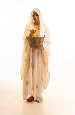 بورتريه لفتاة عربية خليجية سعودية مبتسمة ترتدي الشيلة والنشل تحمل بيدها سلة قش ممتلئة بالورد الجوري الطبيعي، ارتداء أزياء المنطقة الشرقية، حرف ومهن يدوية شعبية قديمة، ذكرى تاسيس الدولة السعودية 22فبراير، خلفية بيضاء، صورة لكامل الجسم، خلفية بيضاء