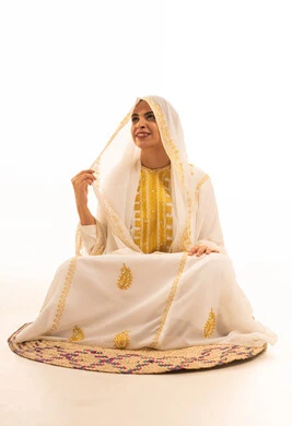 ارتداء زي المنطقة الشرقية في المناسبات والأعياد الوطنية، يوم بدينا 1727 م، بورتريه لإمرأة عربية خليجية سعودية مبتسمة ترتدي الشيلة والنشل تجلس على حصيرة في ذكرى تأسيس الدولة السعودية الأولى في 22 فبراير, خلفية بيضاء