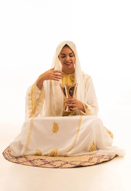 ذكرى تأسيس الدولة السعودية الاولى 22 فبراير، بورتريه لشابة عربية خليجية سعودية ترتدي العباءة البيضاء تجلس على حصيرة من القش تحمل بيدها المبخرة، استخدام خشب العود للتطيب بالبخور، يوم بدينا 1727م، خلفية بيضاء