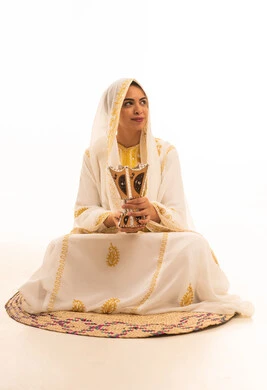 استخدام خشب العود للتطيب بالبخور، ذكرى تأسيس الدولة السعودية الاولى 22 فبراير، بورتريه لشابة عربية خليجية سعودية ترتدي العباءة البيضاء تجلس على حصيرة من القش تحمل بيدها المبخرة، يوم بدينا 1727م، خلفية بيضاء