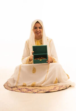 بورتريه لشابة عربية خليجية سعودية ترتدي العباءة البيضاء تحمل بيدها صندوق من خشب العود، يوم بدينا 1727 م،  رائحة عطرية متميزة، ذكرى تأسيس الدولة السعودية الاولى 22 فبراير، خلفية بيضاء