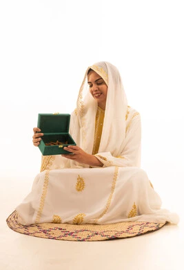 رائحة عطرية متميزة، ذكرى تأسيس الدولة السعودية الاولى 22 فبراير، بورتريه لشابة عربية خليجية سعودية ترتدي العباءة البيضاء تحمل بيدها صندوق من خشب العود، يوم بدينا 1727 م، خلفية بيضاء