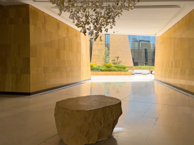 أماكن ومساحات خضراء للمشي والاسترخاء، المطاعم والمقاهي الأنيقة ومناطق الفعاليات المفتوحة، حي ليسن فالي في الرياض، مكاتب الشركات العالمية والمرافق التجارية والترفيهية، وجهة عصرية وراقية، التصميم المعماري على الطراز الحديث ، الحي التجاري الحديث في العاصمة