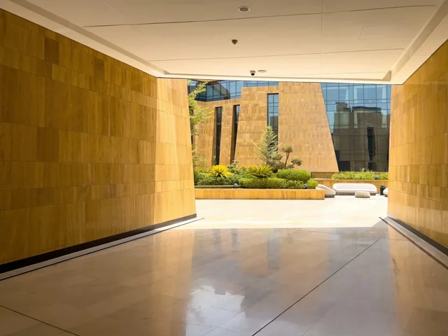 الحي التجاري الحديث في العاصمة، حي ليسن فالي في الرياض، وجهة عصرية وراقية، مكاتب الشركات العالمية والمرافق التجارية والترفيهية، المطاعم والمقاهي الأنيقة ومناطق الفعاليات المفتوحة، التصميم المعماري على الطراز الحديث ، أماكن ومساحات خضراء للمشي والاسترخاء