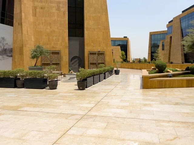 التصميم المعماري على الطراز الحديث ، الحي التجاري الحديث في العاصمة، حي ليسن فالي في الرياض، وجهة عصرية وراقية، مكاتب الشركات العالمية والمرافق التجارية والترفيهية، المطاعم والمقاهي الأنيقة ومناطق الفعاليات المفتوحة، أماكن ومساحات خضراء للمشي والاسترخاء