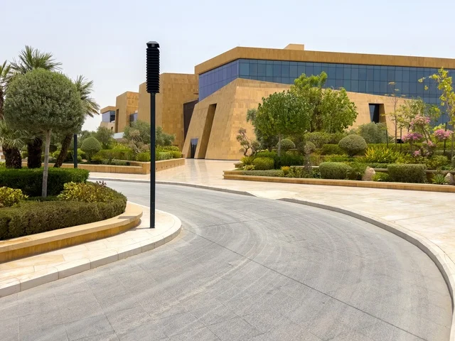 الحي التجاري الحديث في العاصمة، حي ليسن فالي في الرياض، وجهة عصرية وراقية، مكاتب الشركات العالمية والمرافق التجارية والترفيهية، المطاعم والمقاهي الأنيقة ومناطق الفعاليات المفتوحة، التصميم المعماري على الطراز الحديث ، أماكن ومساحات خضراء للمشي والاسترخاء