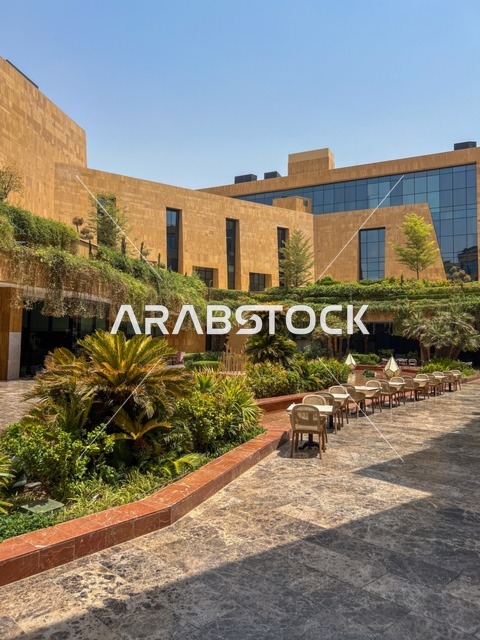 المطاعم والمقاهي الأنيقة ومناطق الفعاليات المفتوحة، حي ليسن فالي في الرياض، مكاتب الشركات العالمية والمرافق التجارية والترفيهية، وجهة عصرية وراقية، التصميم المعماري على الطراز الحديث ، الحي التجاري الحديث في العاصمة، أماكن ومساحات خضراء للمشي والاسترخاء