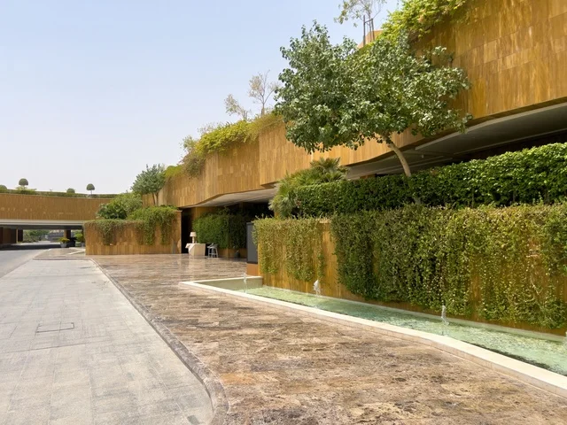 أماكن ومساحات خضراء للمشي والاسترخاء، المطاعم والمقاهي الأنيقة ومناطق الفعاليات المفتوحة، حي ليسن فالي في الرياض، مكاتب الشركات العالمية والمرافق التجارية والترفيهية، وجهة عصرية وراقية، التصميم المعماري على الطراز الحديث ، الحي التجاري الحديث في العاصمة