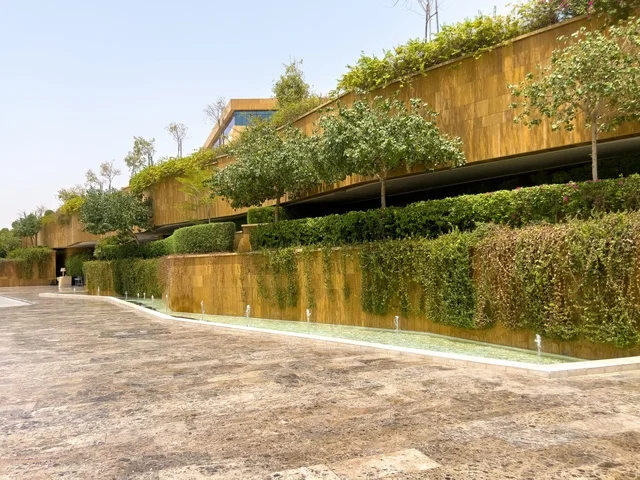 أماكن ومساحات خضراء للمشي والاسترخاء، المطاعم والمقاهي الأنيقة ومناطق الفعاليات المفتوحة، حي ليسن فالي في الرياض، مكاتب الشركات العالمية والمرافق التجارية والترفيهية، وجهة عصرية وراقية، التصميم المعماري على الطراز الحديث ، الحي التجاري الحديث في العاصمة