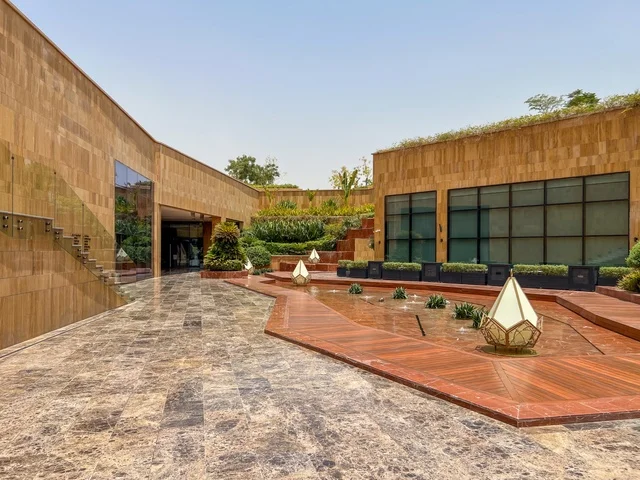 وجهة عصرية وراقية، التصميم المعماري على الطراز الحديث ، الحي التجاري الحديث في العاصمة، حي ليسن فالي في الرياض، مكاتب الشركات العالمية والمرافق التجارية والترفيهية، المطاعم والمقاهي الأنيقة ومناطق الفعاليات المفتوحة، أماكن ومساحات خضراء للمشي والاسترخاء